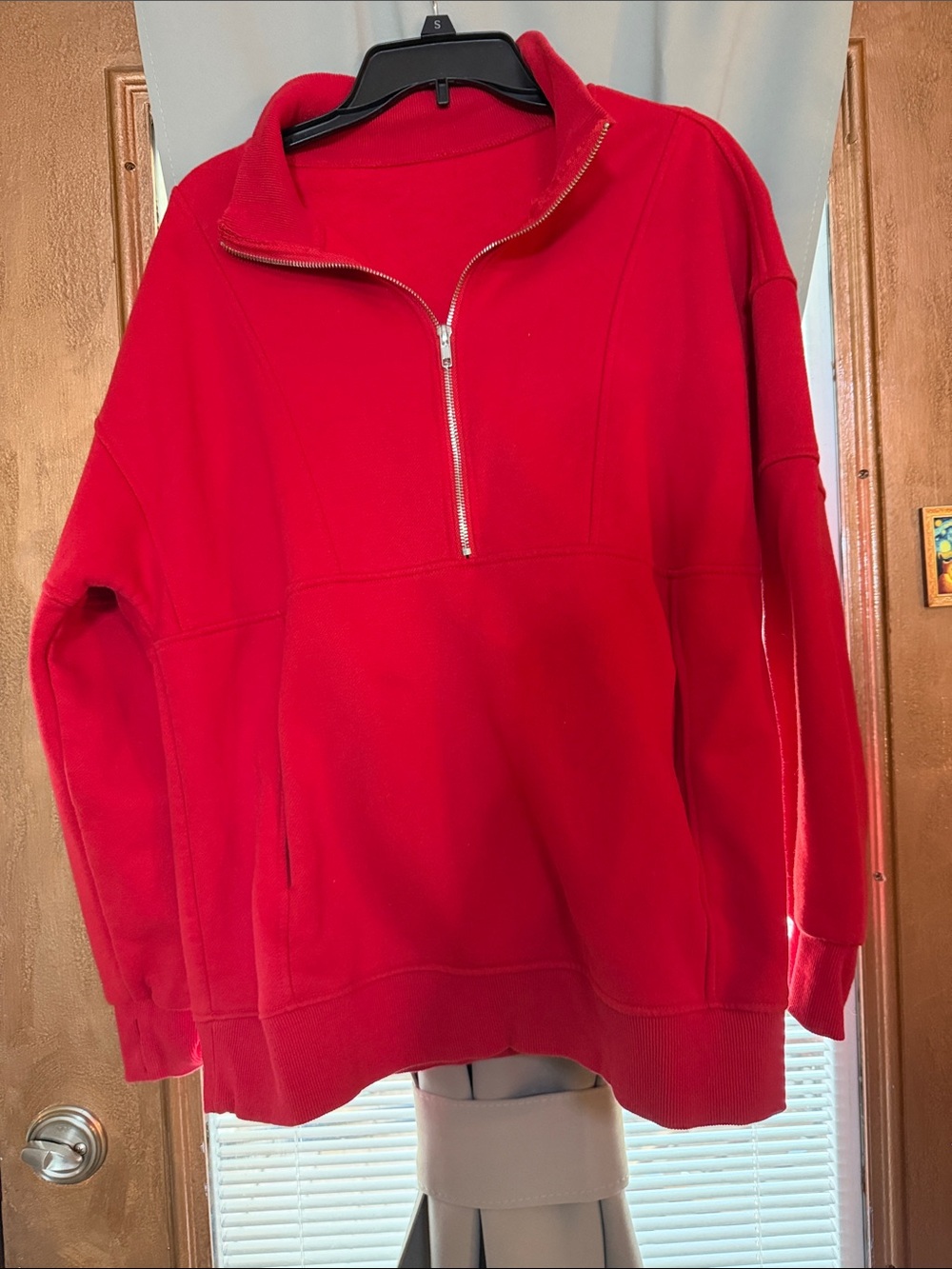 Sweatshirt in red, big pockets and metal zipper. Size large